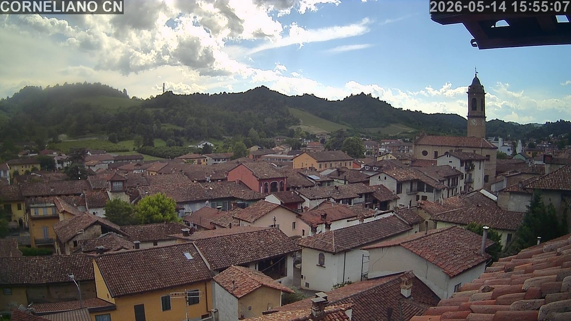 immagine della webcam nei dintorni di Cerretto Langhe: webcam Corneliano d'Alba