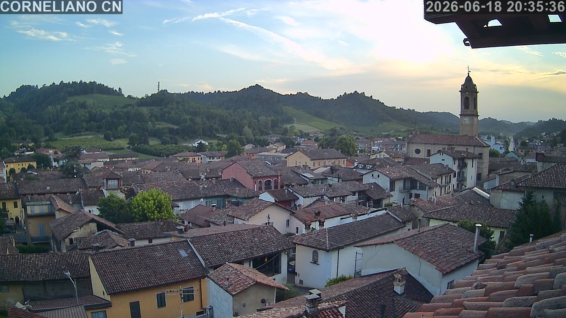 immagine della webcam nei dintorni di Cossano Belbo: webcam Corneliano d'Alba