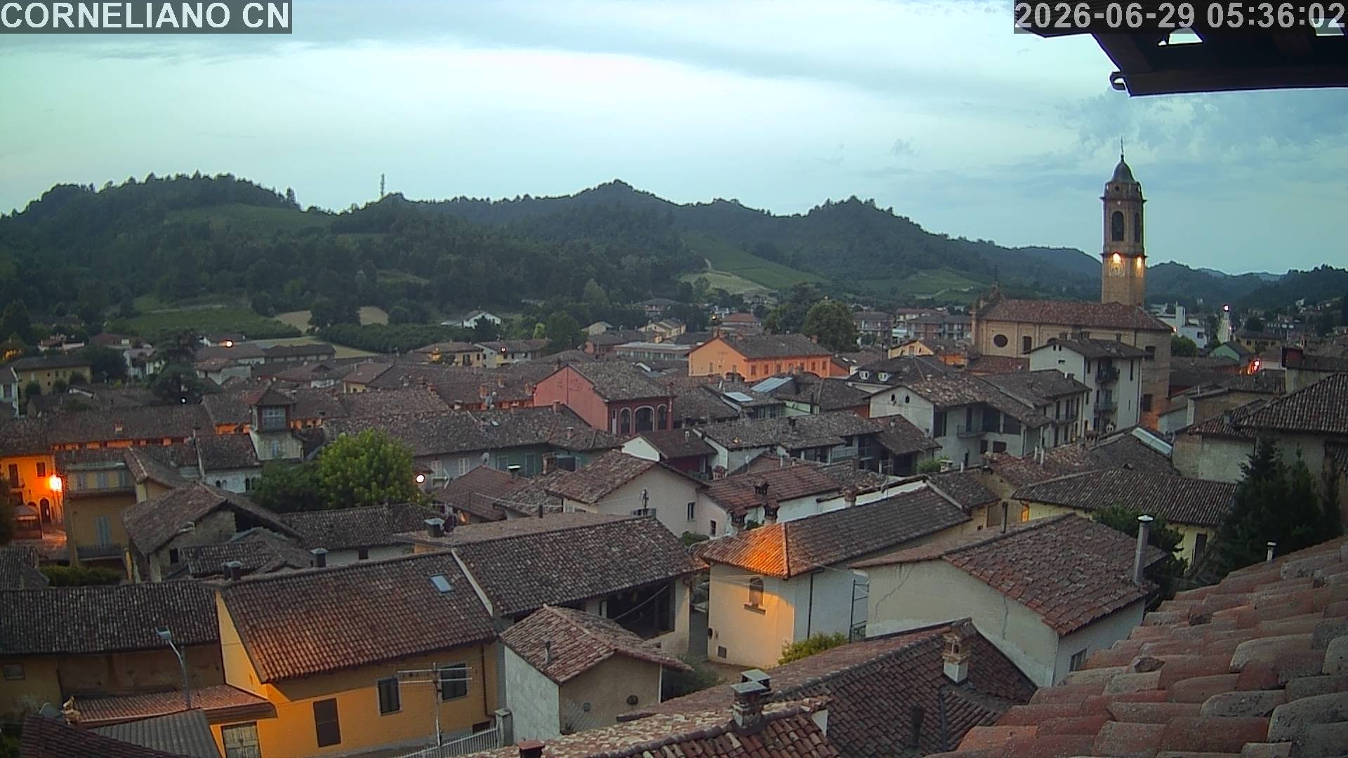 immagine della webcam nei dintorni di Cerretto Langhe: webcam Corneliano d'Alba