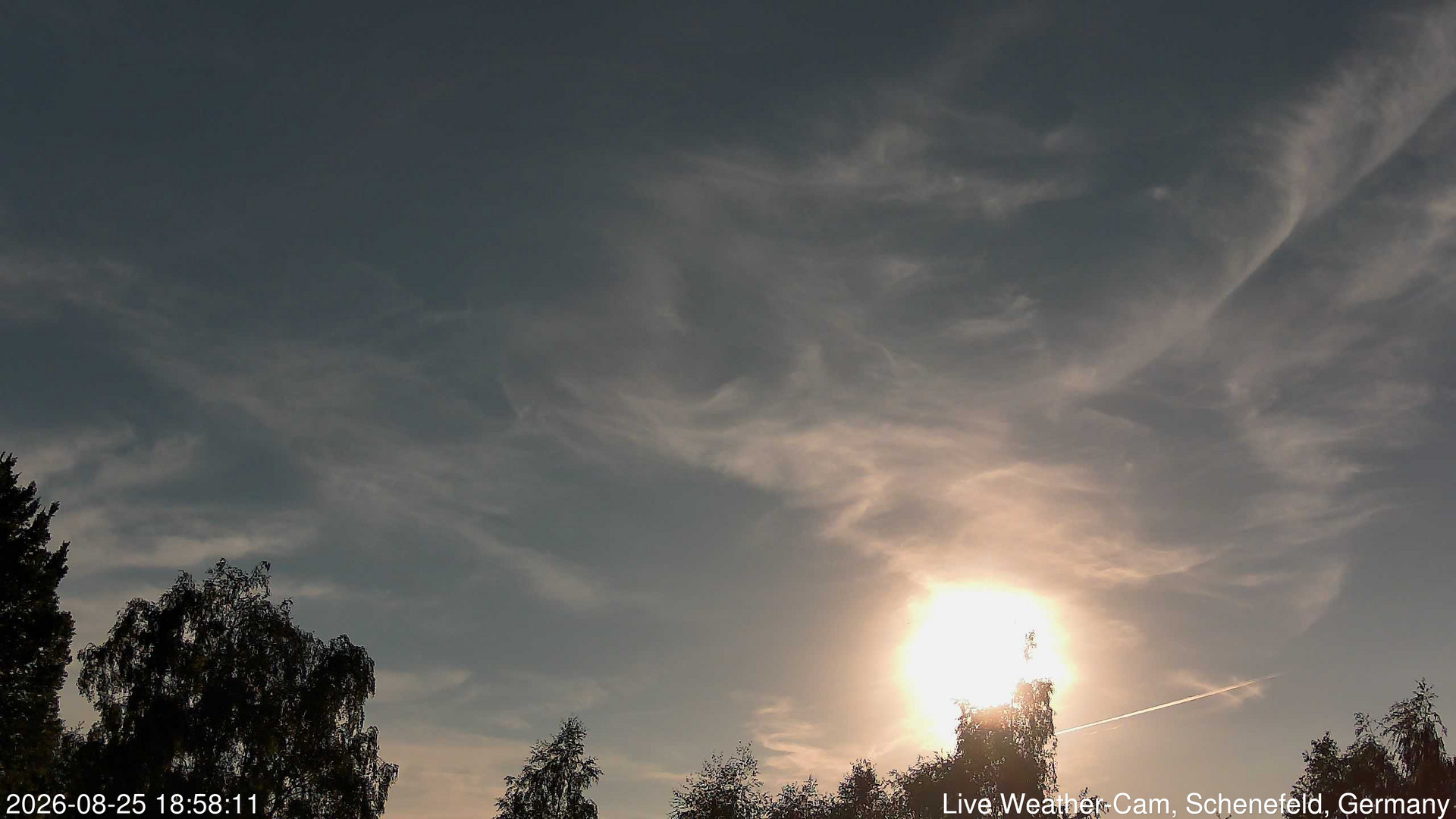 time-lapse frame, 2026-08-25 18:58-21:28 webcam
